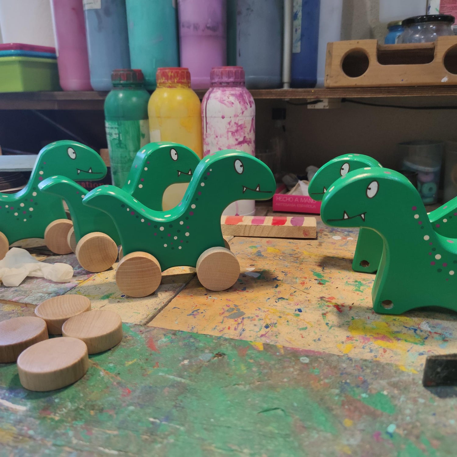 Foto del proceso de fabricación de los dinosaurios de madera hechos a mano