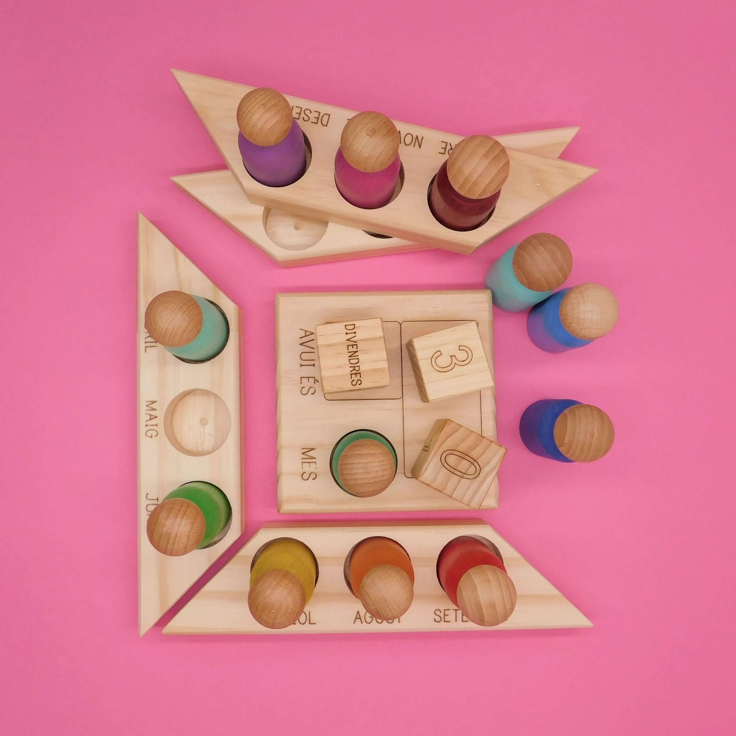calendario de madera montessori con muñecos