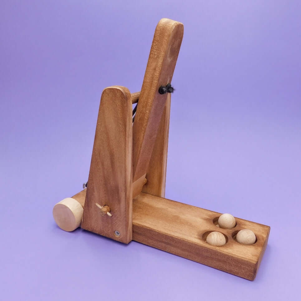 catapulta de madera de juguete hecha a mano