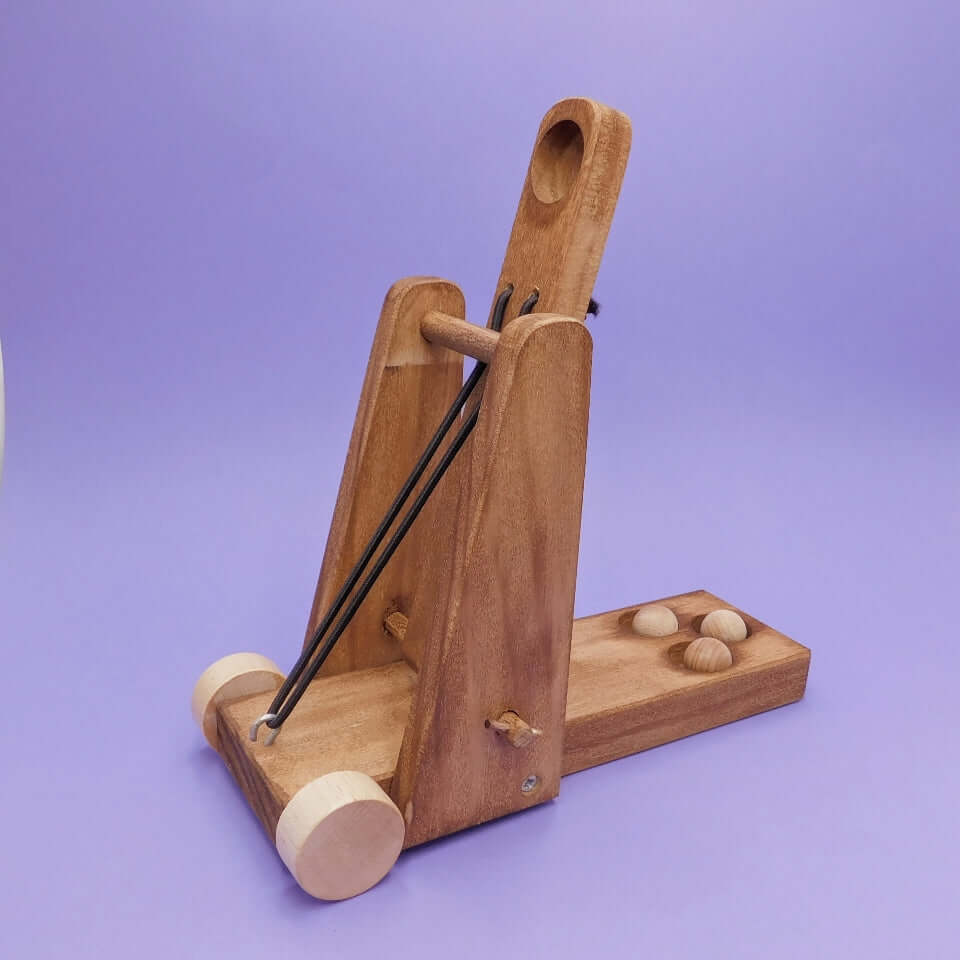 catapulta de madera de juguete