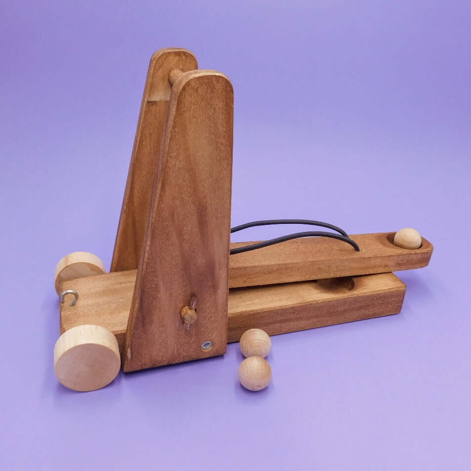 catapulta de madera de juguete aresanal