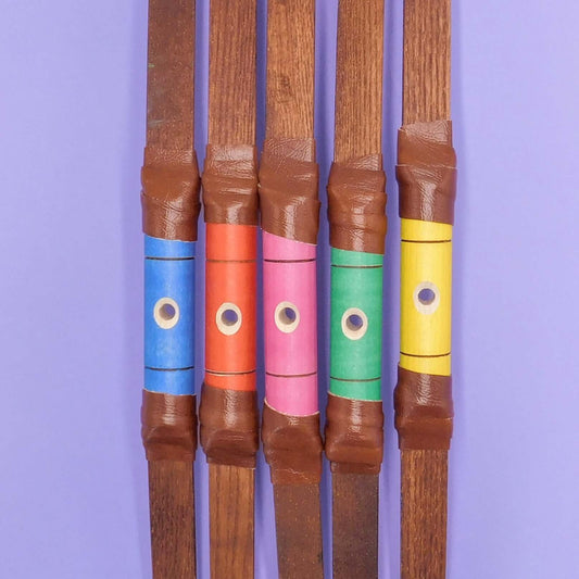 Detalle de arcos de madera de juguete frontal