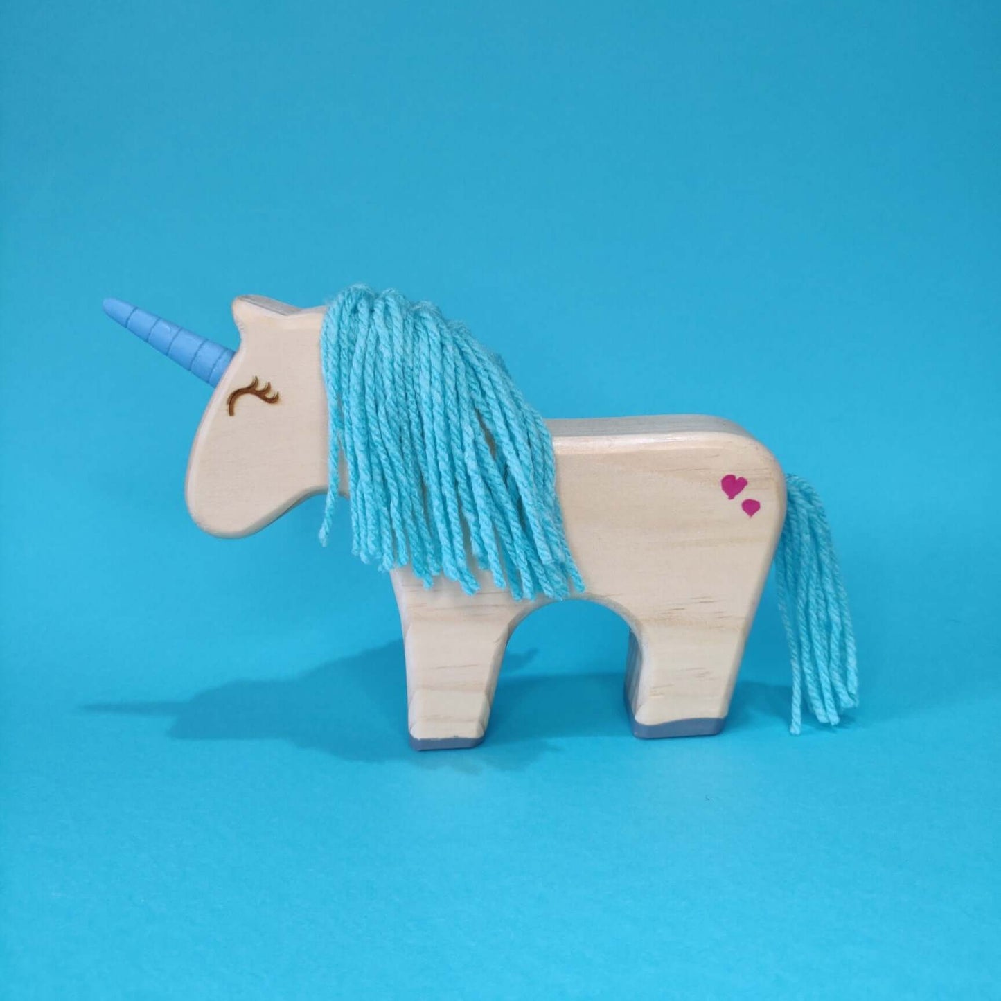 Unicornio de madera de juguete artesanal turquesa