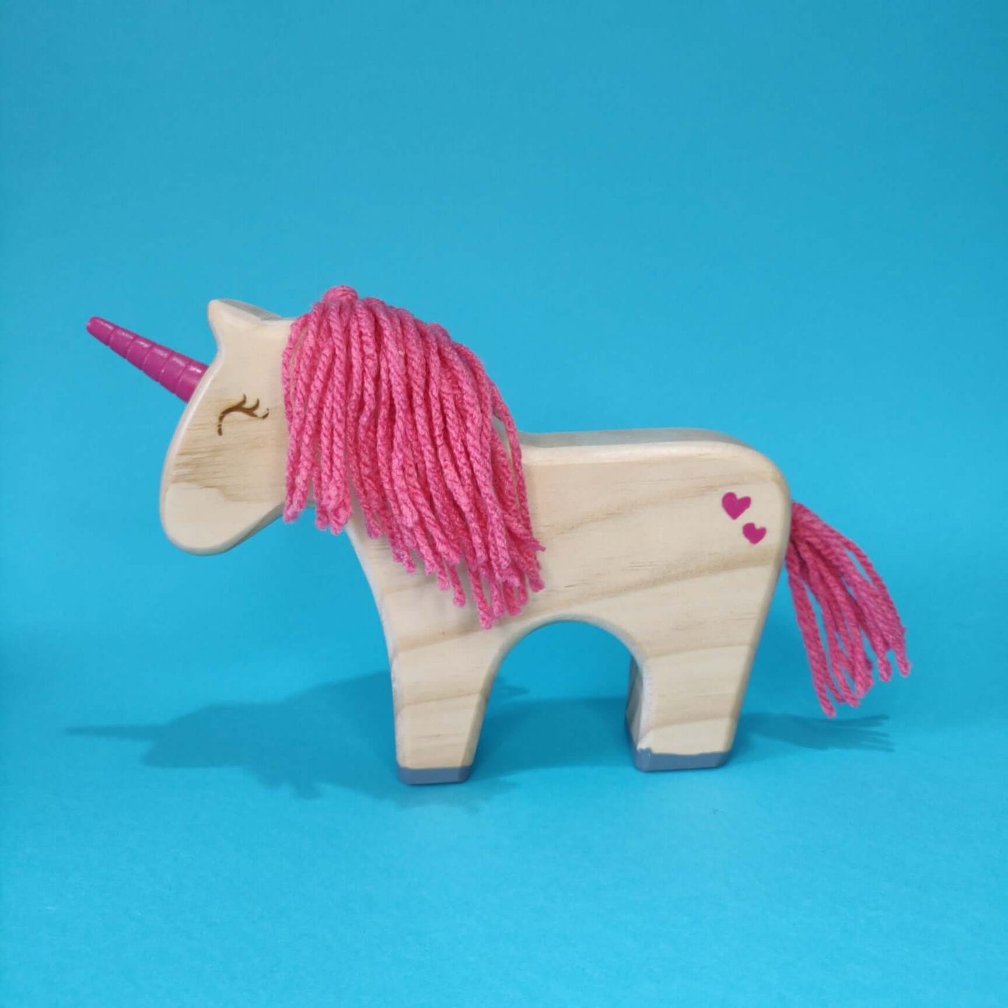 Unicornio de madera de juguete artesanal rosa