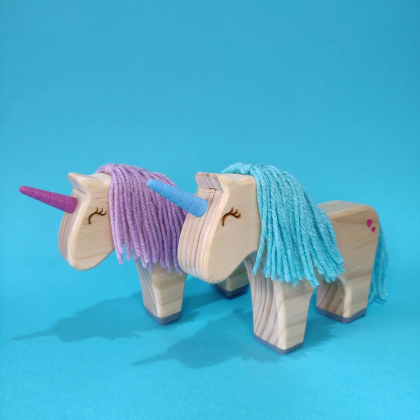 Unicornio de madera de juguete artesanal lila y azul