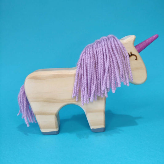 Unicornio de madera de juguete artesanal lila lateral