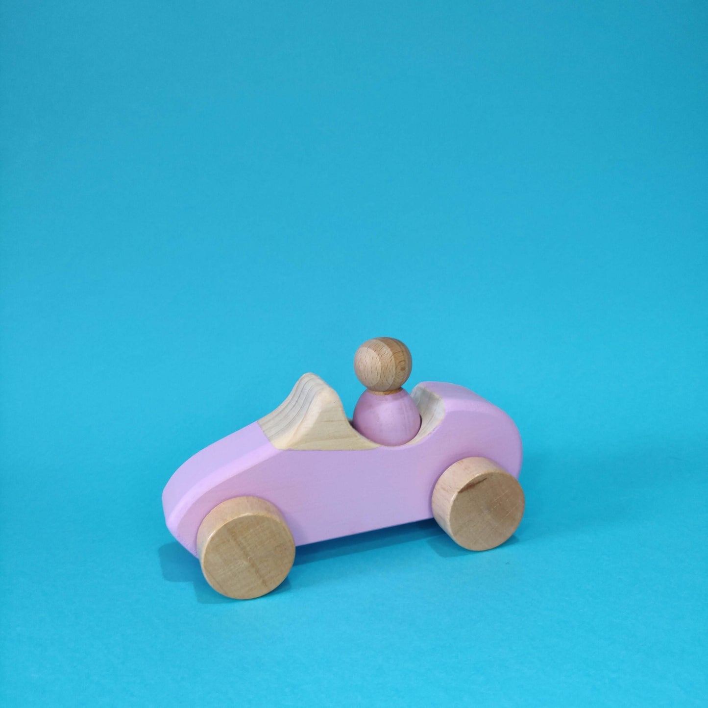 coche de madera con muñeco montessori lila