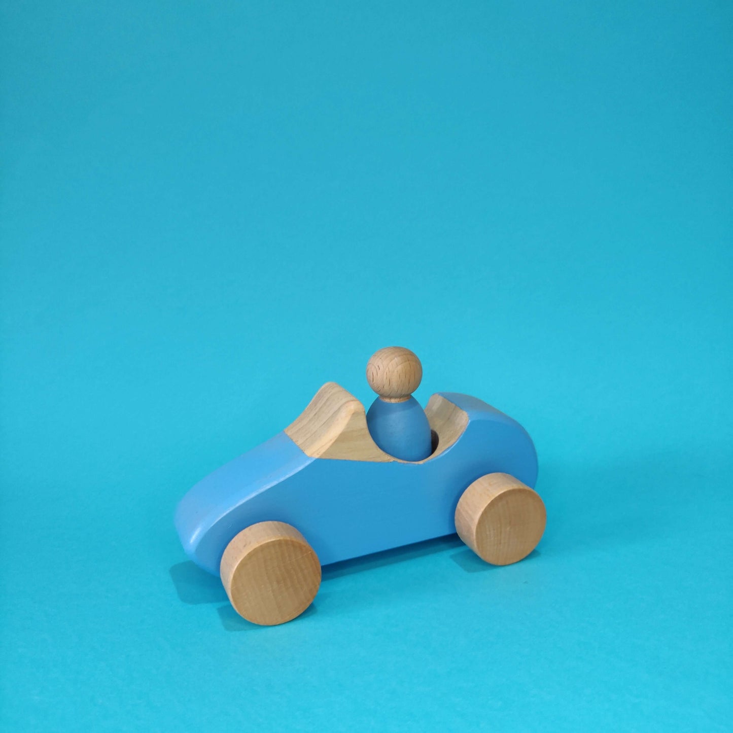 coche de madera con muñeco montessori azul