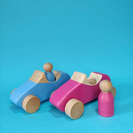 dos coches de madera con muñeco montessori