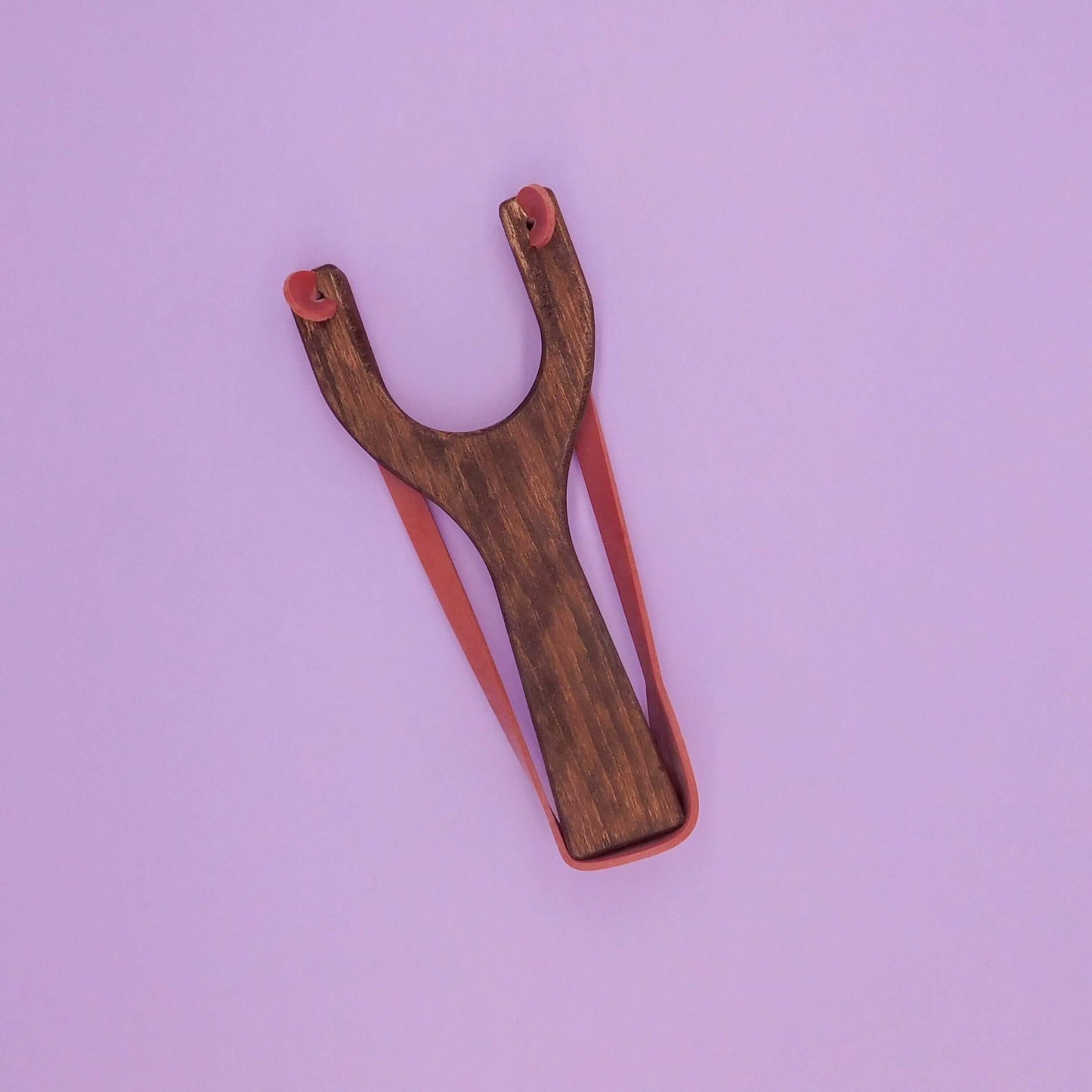 tirachinas de madera artesanal oscuro