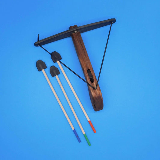 ballesta de madera de juguete con flechas