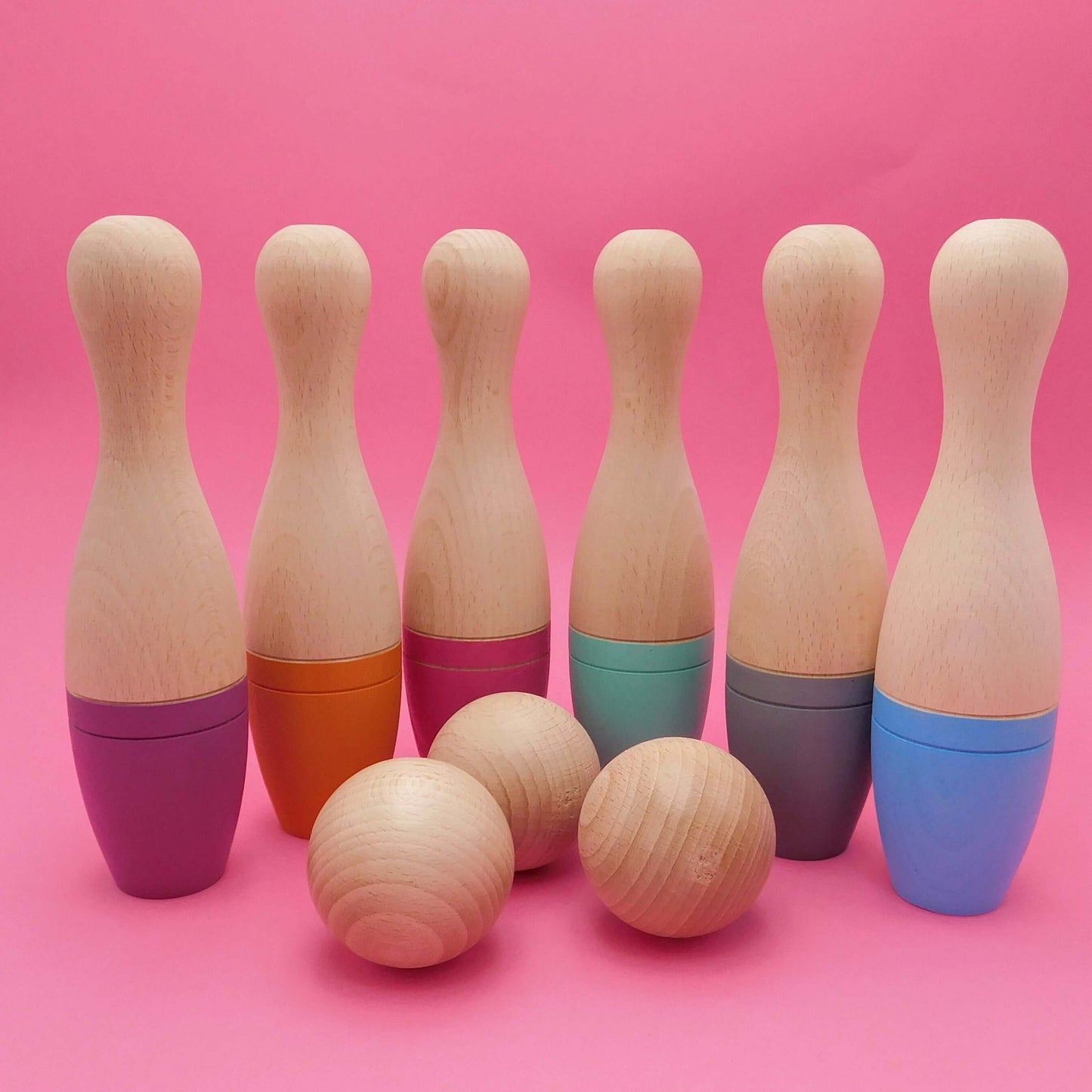 Bolos de madera con tres bolas de juguete