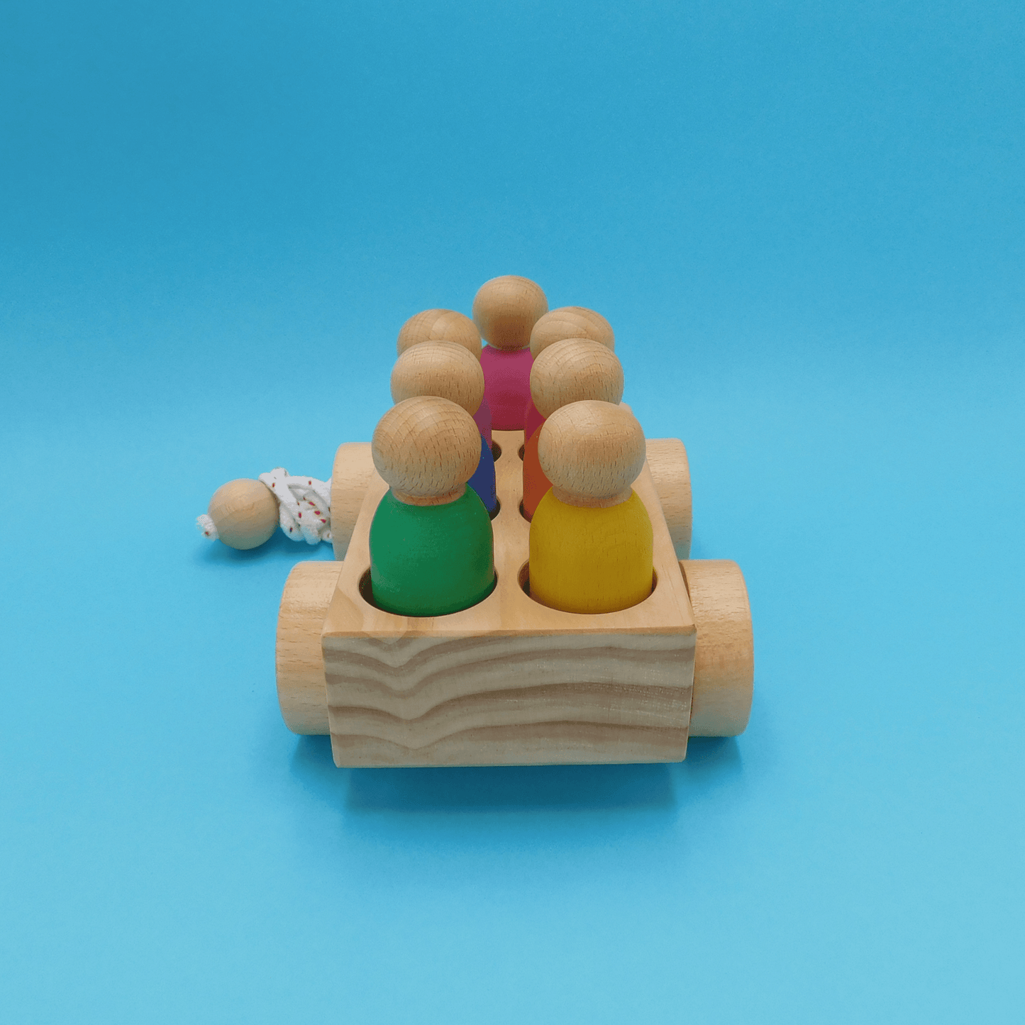 bus de madera montessori y waldorf con muñecos