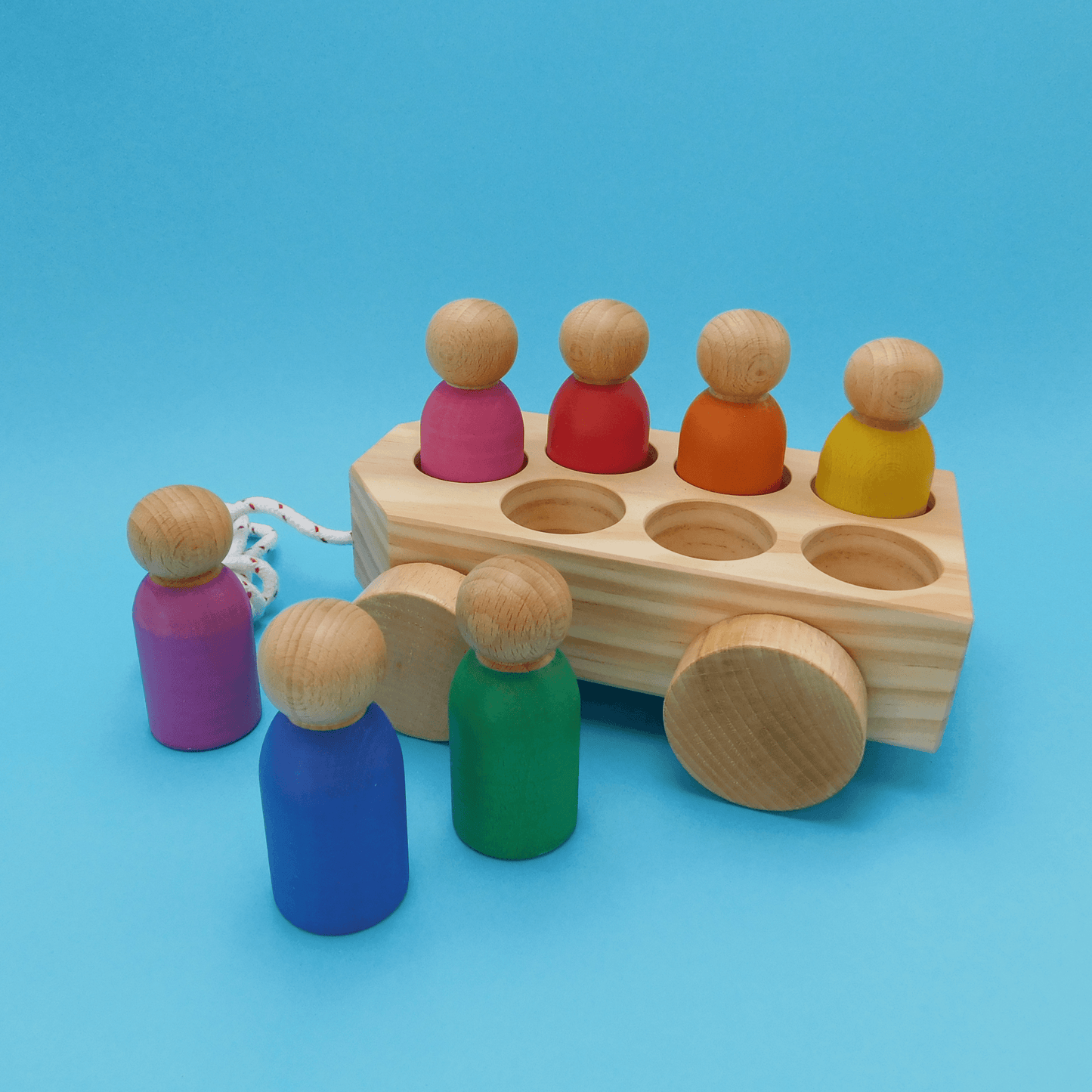 bus de madera con muñecos montessori