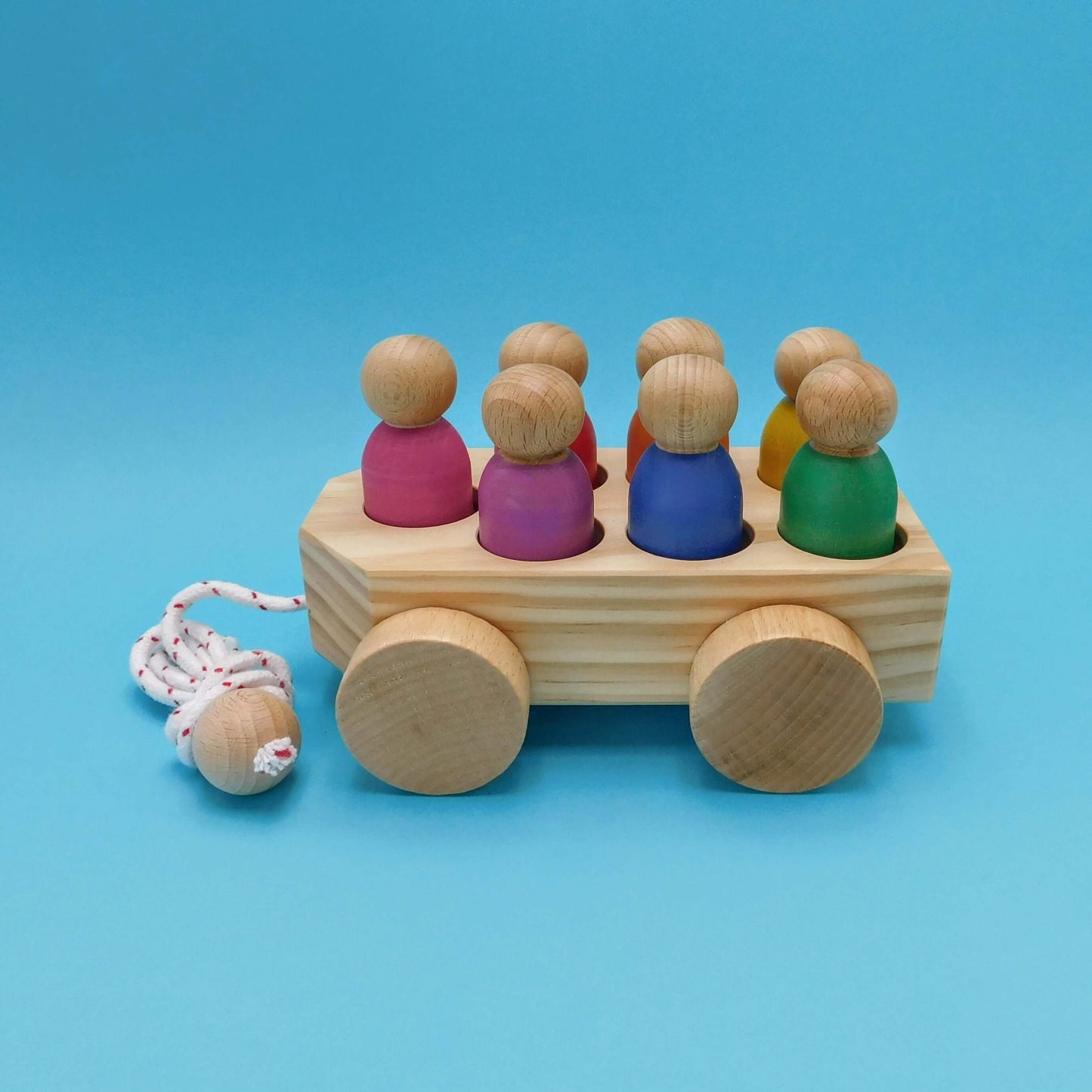 bus de madera artesanal con muñecos