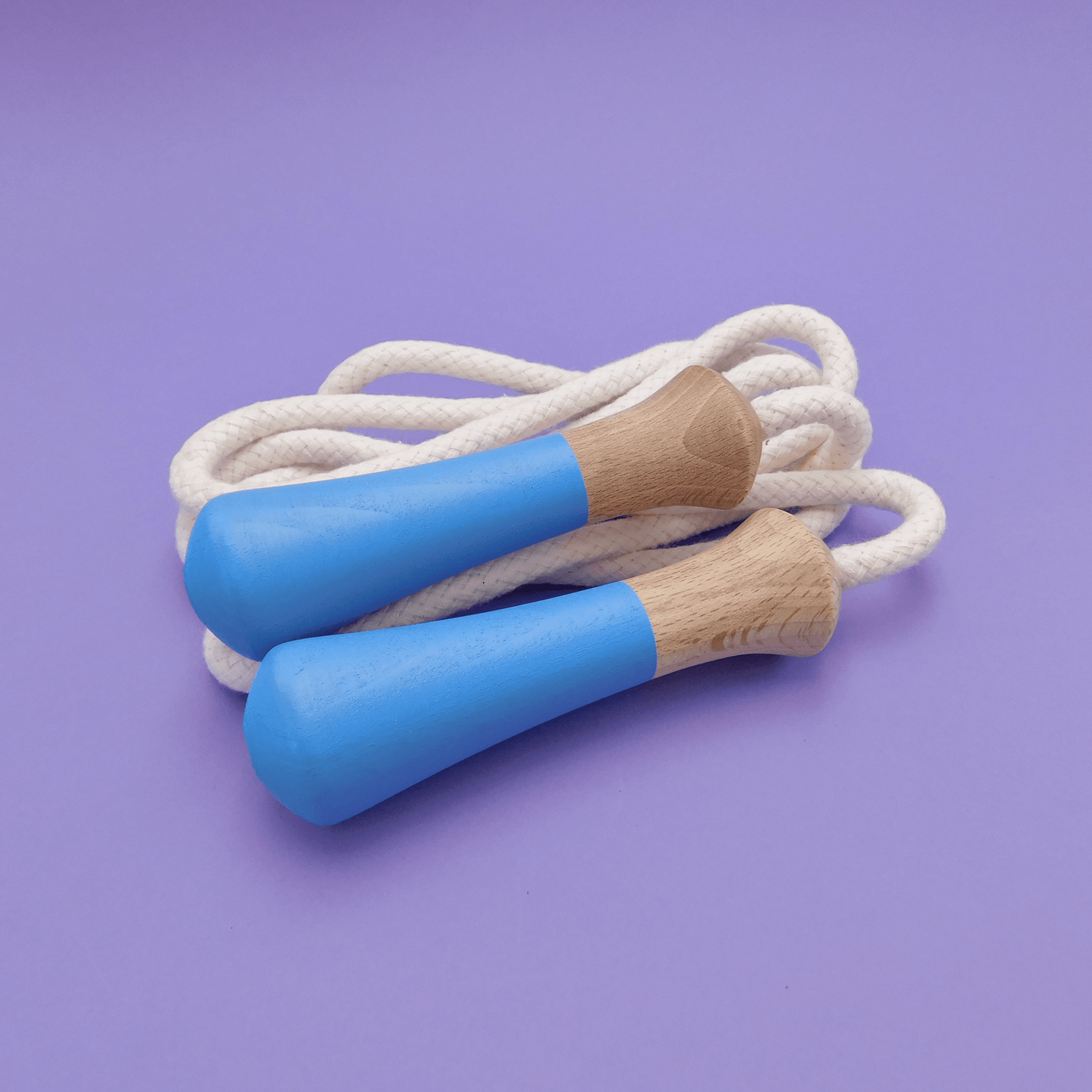 cuerda de saltar de madera artesanal azul