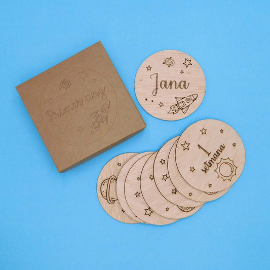 cumplemeses de madera personalizado planetas