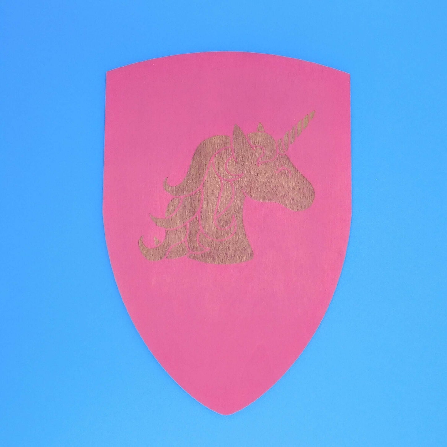 escudo de juguete de madera con unicornio