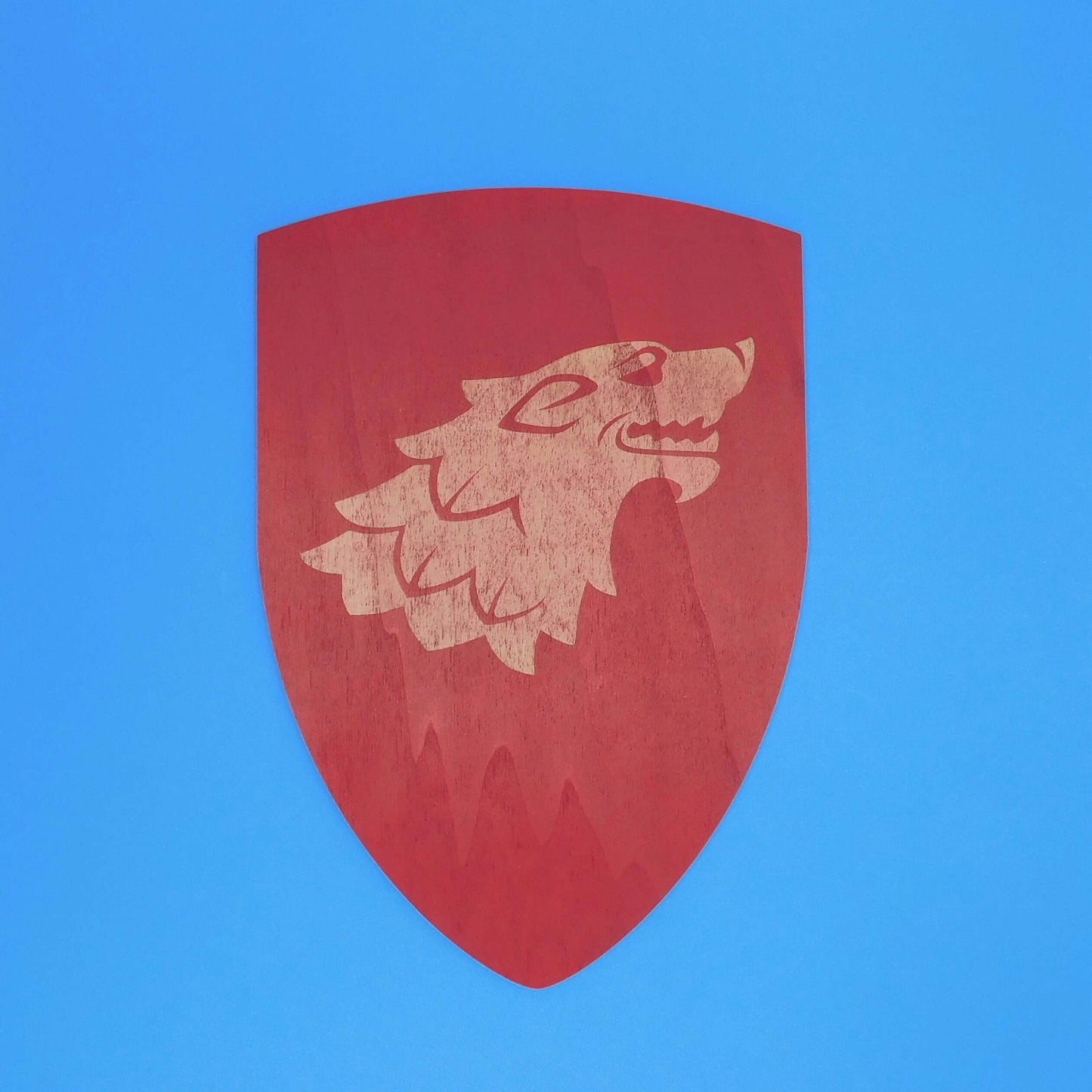 escudo de juguete de madera con lobo