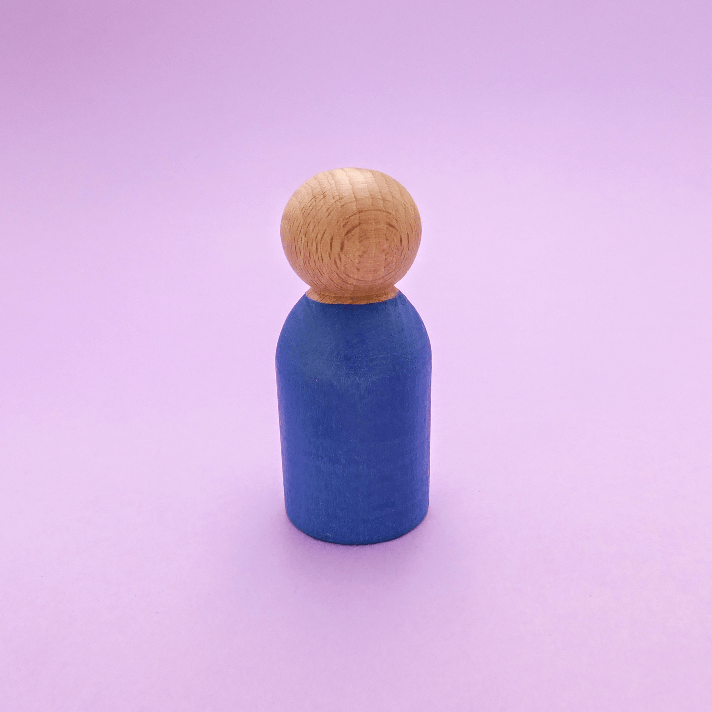 muñeco de madera montessori y waldorf artesanal azul oscuro