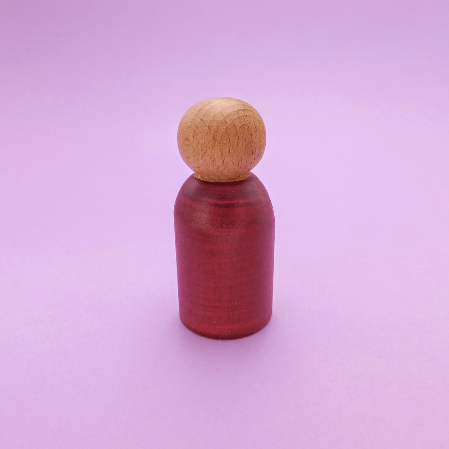 muñeco de madera montessori y waldorf artesanal granate