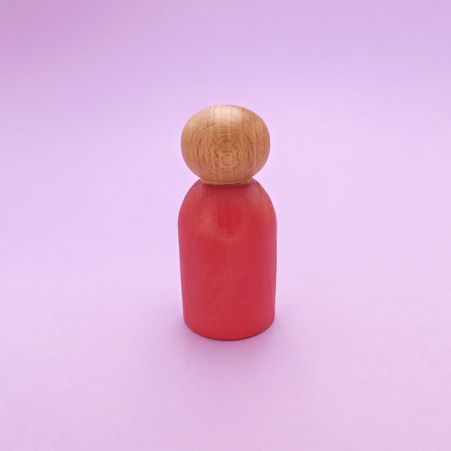 muñeco de madera montessori y waldorf artesanal rojo