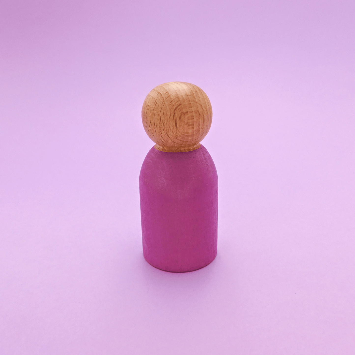 muñeco de madera montessori y waldorf artesanal morado