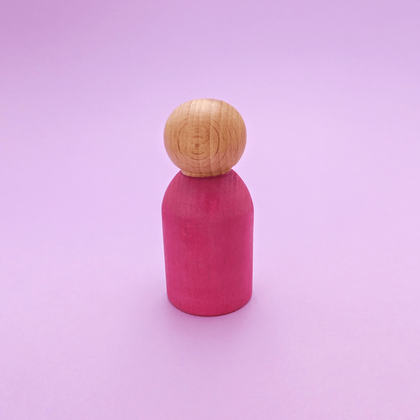 muñeco de madera montessori y waldorf artesanal rosa