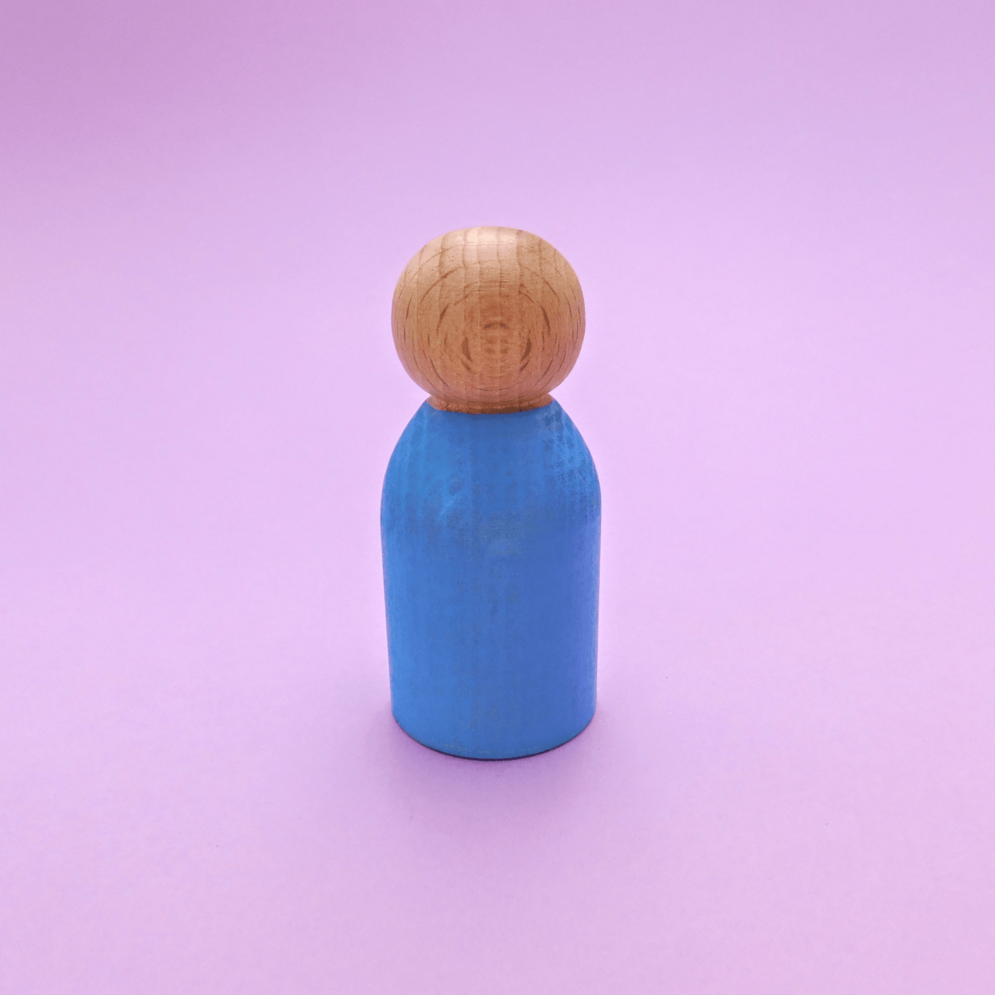 muñeco de madera montessori y waldorf artesanal azul