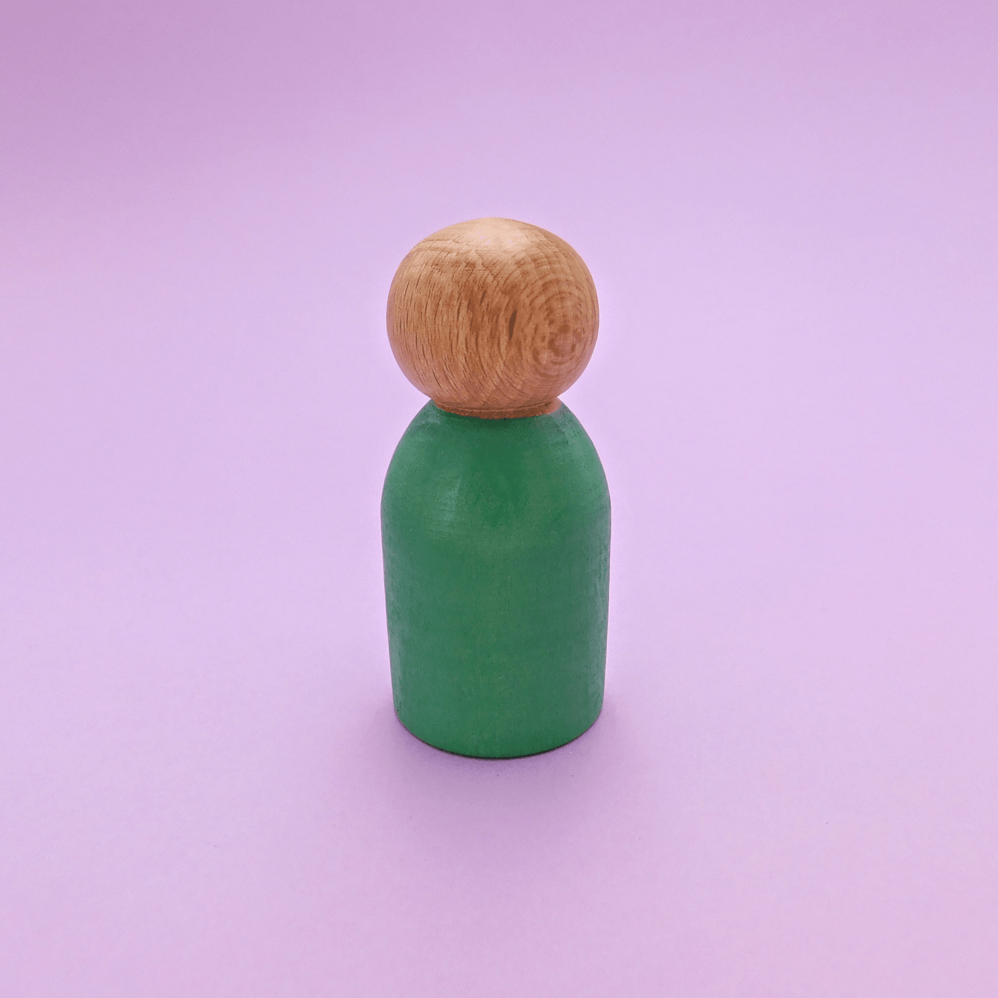 muñeco de madera montessori y waldorf artesanal verde