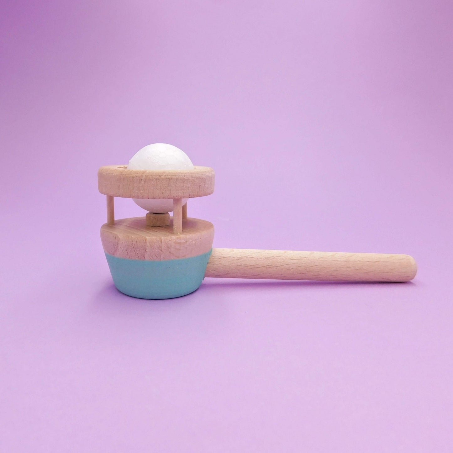 pelota voldora turquesa de madera