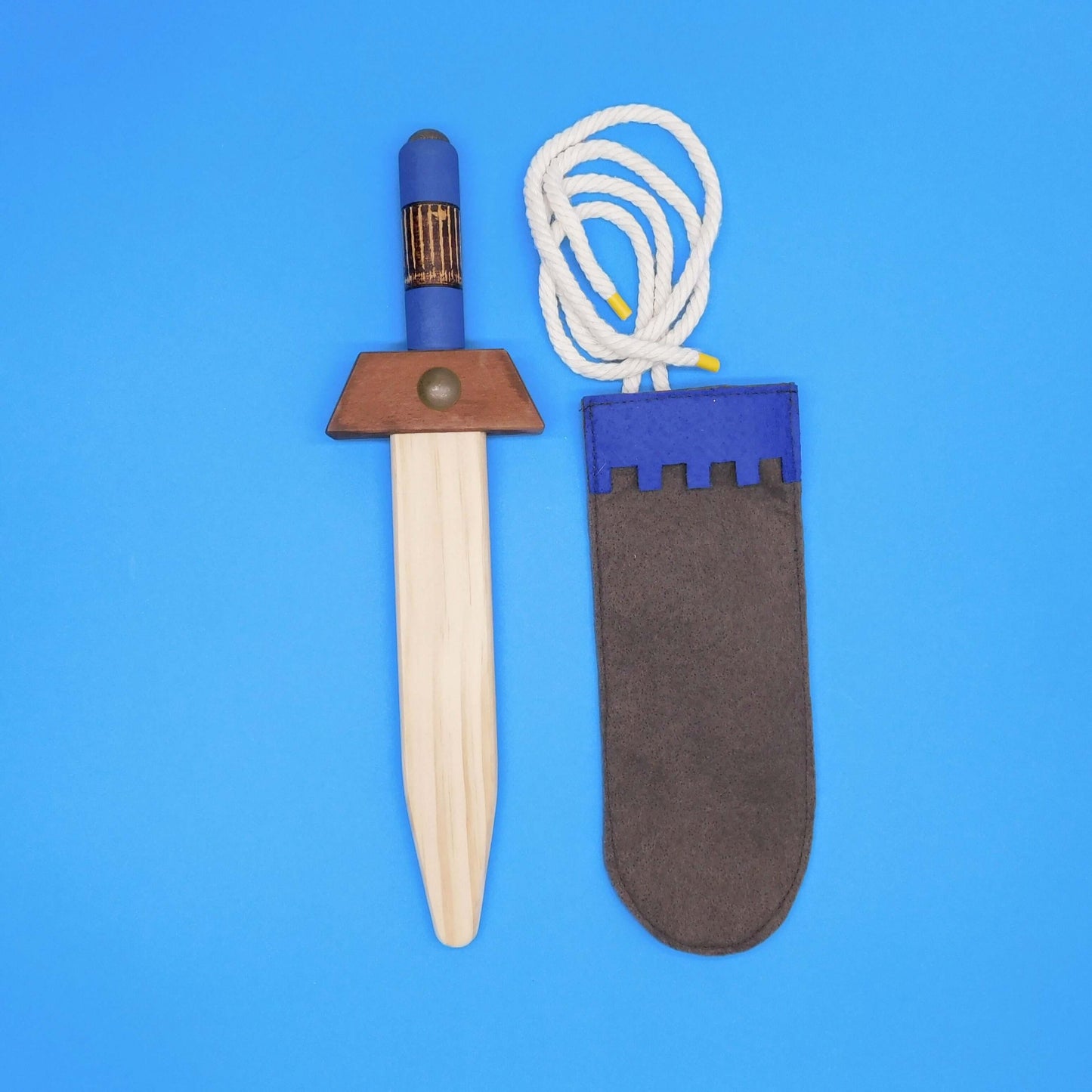 Puñal de madera de juguete artesanal azul con funda