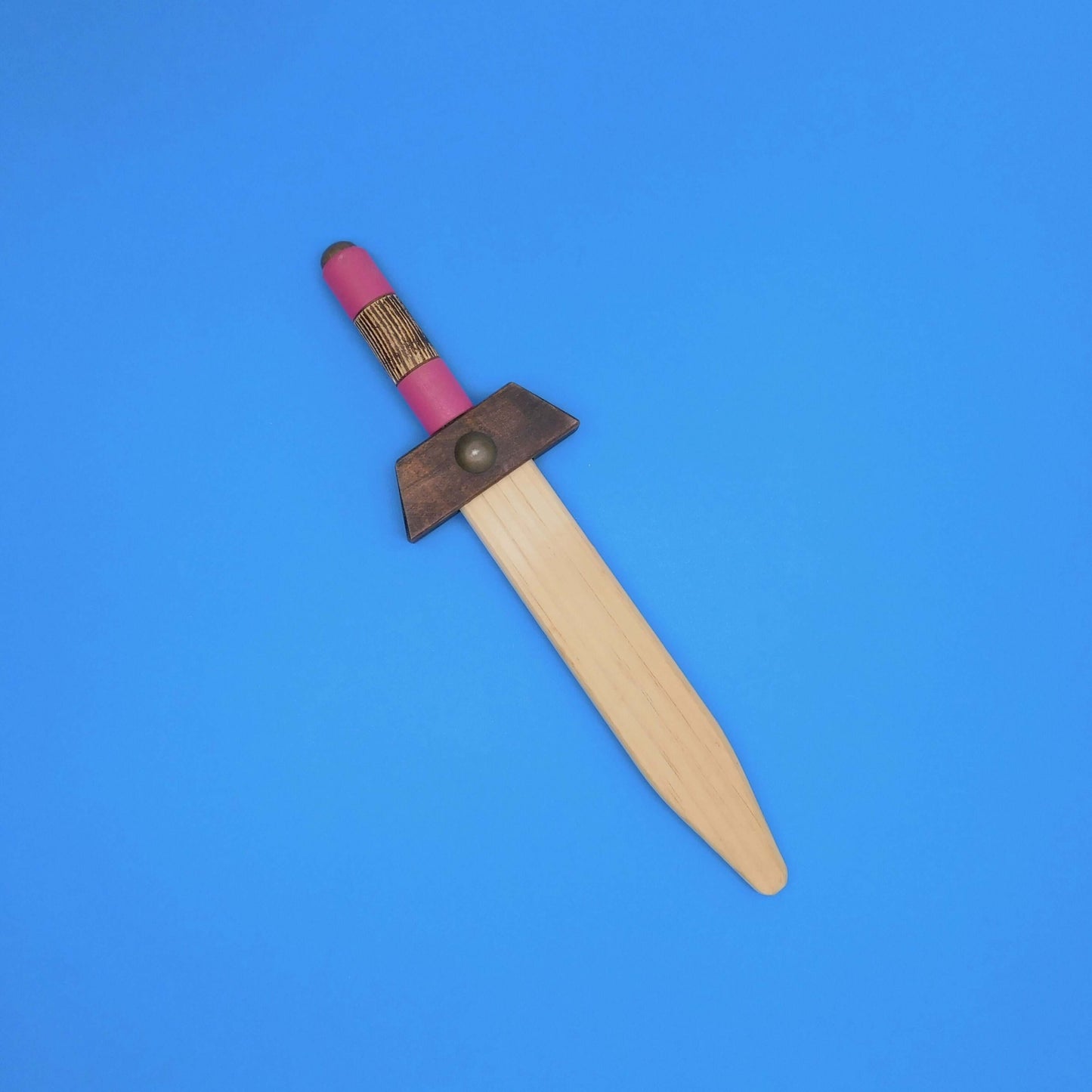 Puñal de madera de juguete artesanal rosa