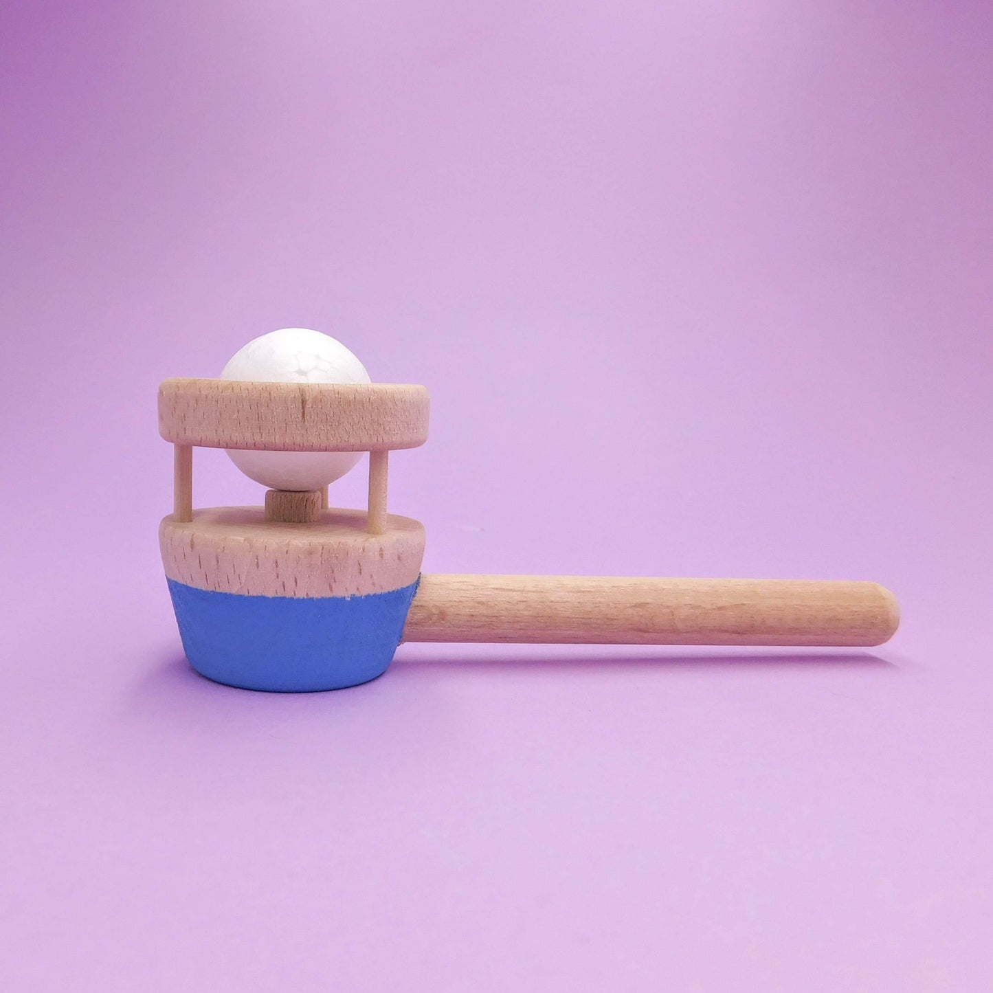 pelota voladora azul de madera artesanal