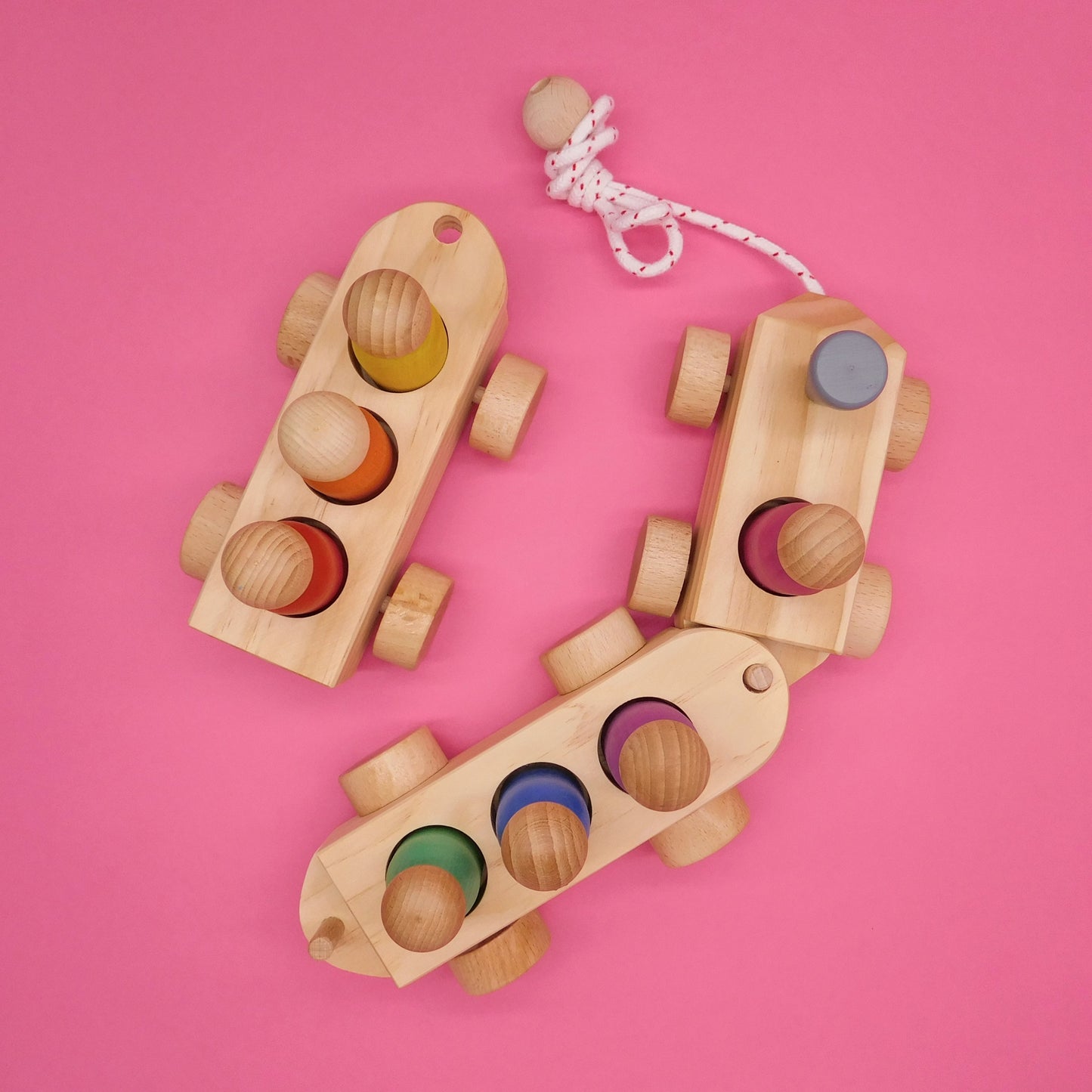 tren de madera con muñecos de juguete montessori