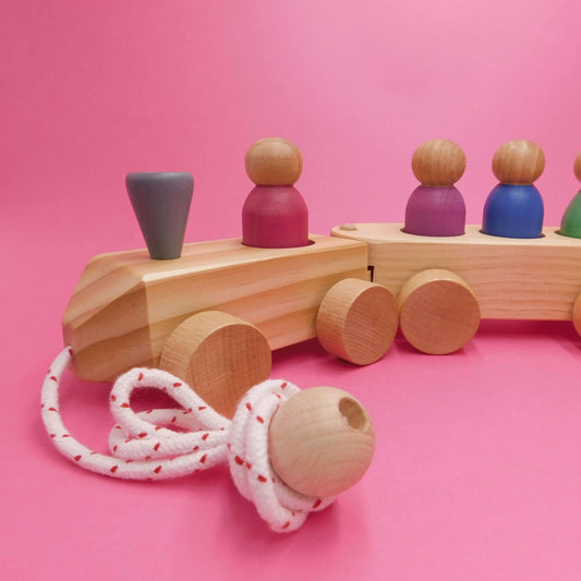 tren de madera con muñecos montessori