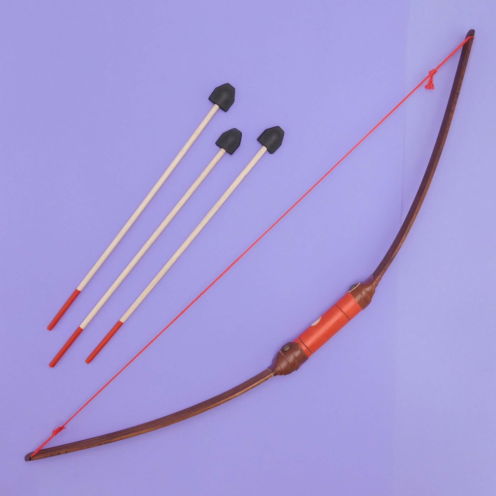 Arco de madera de juguete con flechas rojo