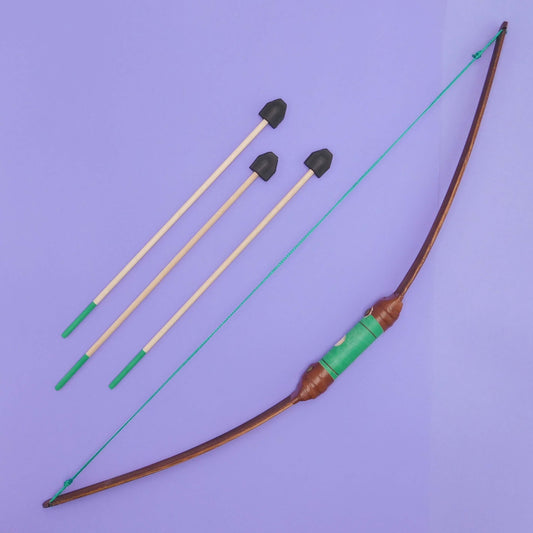 Arco de madera de juguete con flechas verde