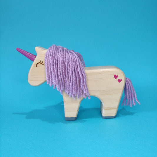 Unicornio de madera de juguete artesanal lila
