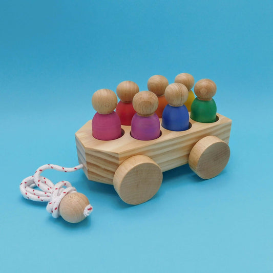 Bus de madera con muñecos de colores