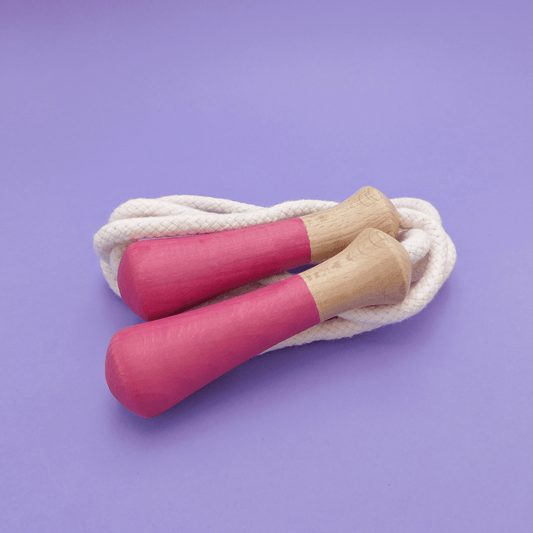 cuerda de saltar para niños de madera rosa