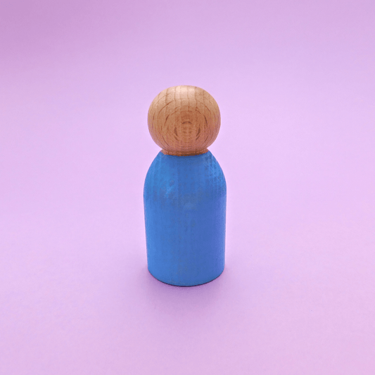 muñeco de madera montessori y waldorf artesanal azul