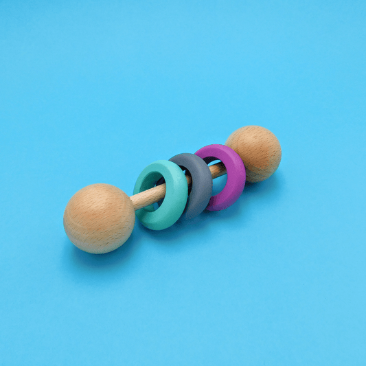 sonajero, mordedor de madera artesanal con anillas para bebé